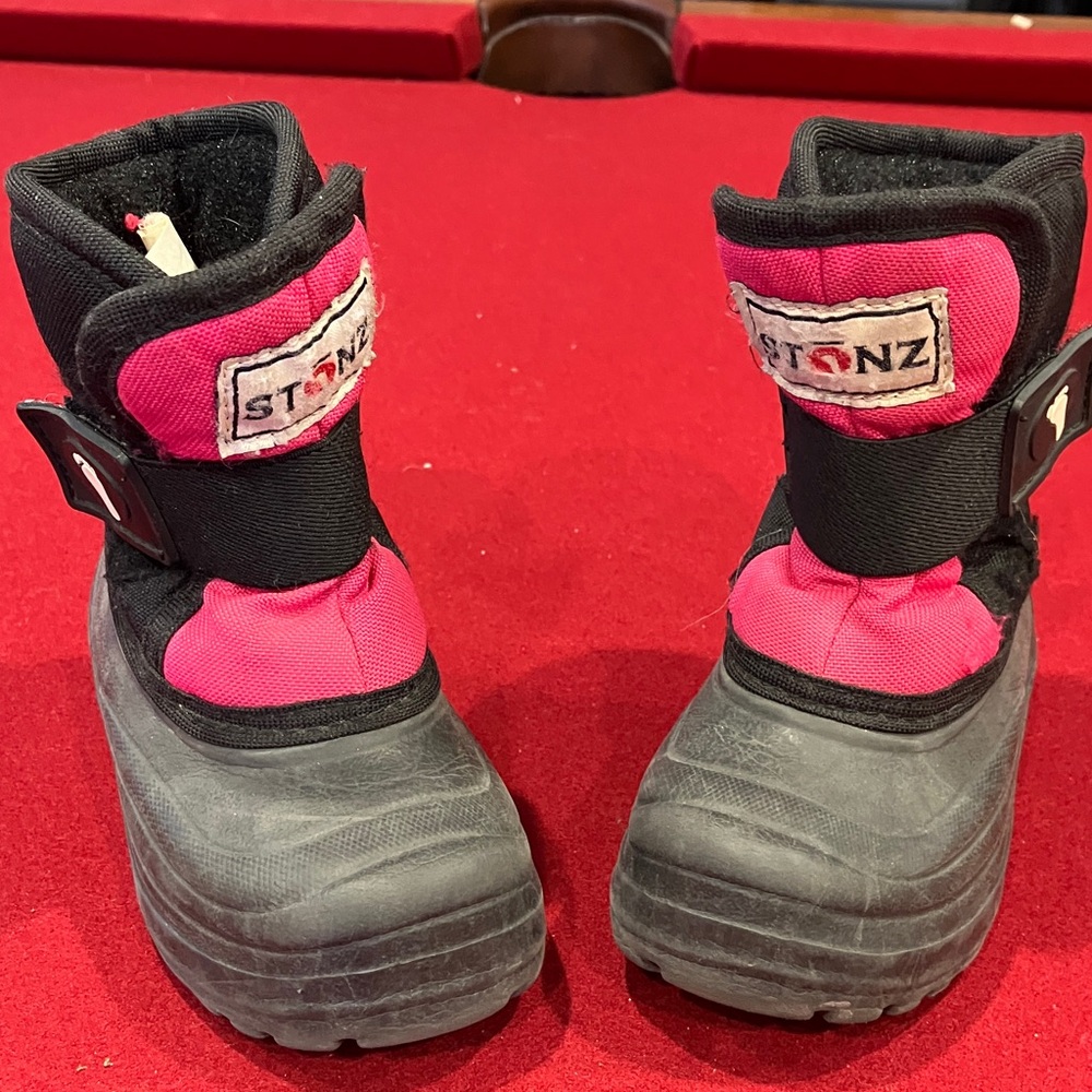 Stonz Kids' Black and Pink Boots
Size 6